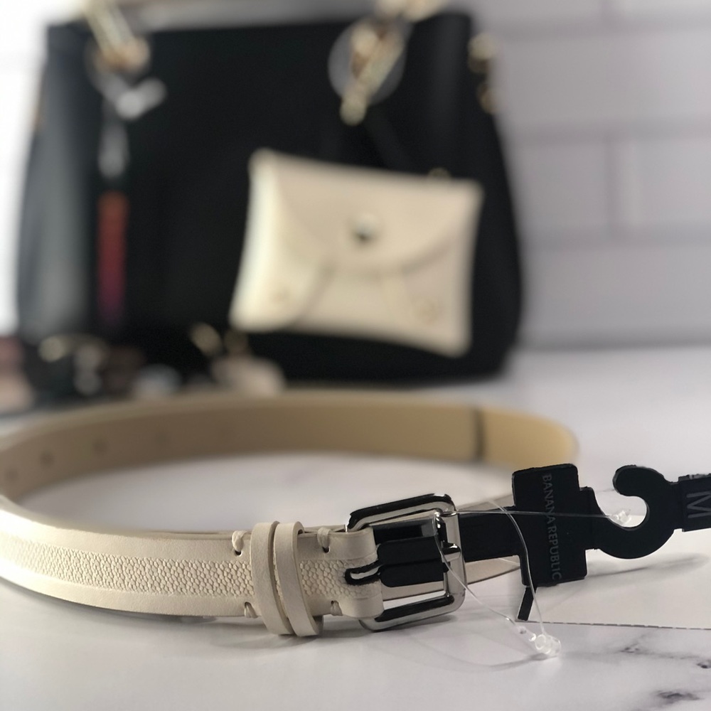 Medium Black Purse, Oscar De La Renta Shades, Belt - Picture 6 of 7